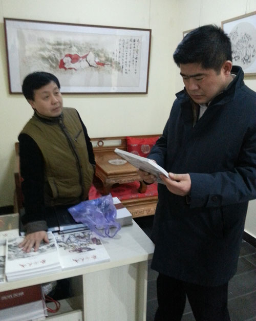 张家口市万全县委书记赵满柱阅读《艺术天成》杂志