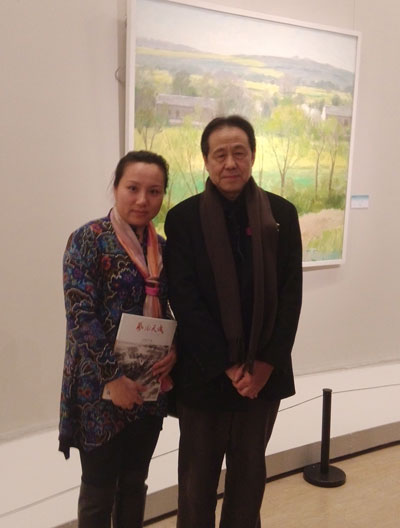 画展主人沈行工与《艺术天成》通联部主任宁文艳合影