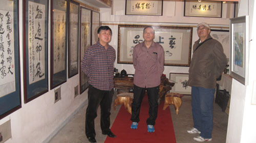 总编辑杨文超引领画家欣赏字画