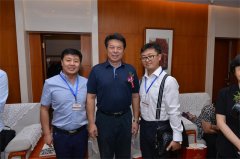 总经理、主编与艺术家合影