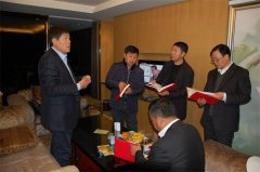 文超文化传媒公司领导携带《成功365》手册走访企业家和艺术家，送去新年问候