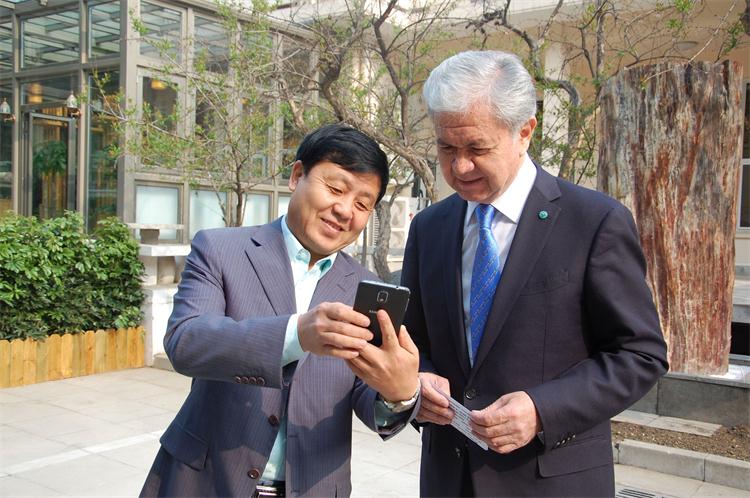 上合组织秘书长阿里莫夫与艺术天成杂志社总编辑杨文超