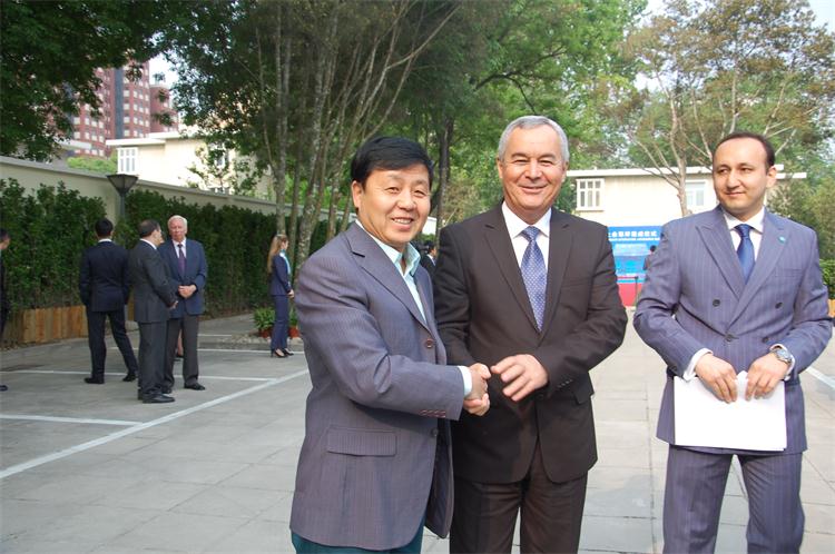 塔吉克斯坦第一副外长左希季与艺术天成杂志社总编辑杨文超