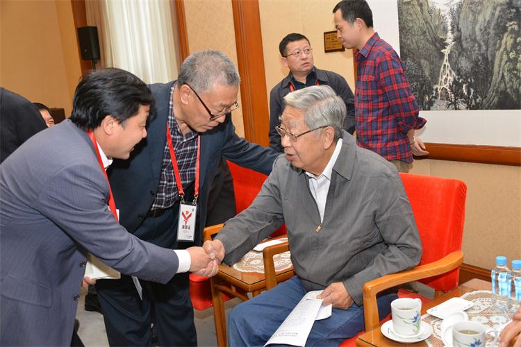 艺术天成杂志社总编辑杨文超与原全国人大副委员长现长城学会会长许嘉璐，副