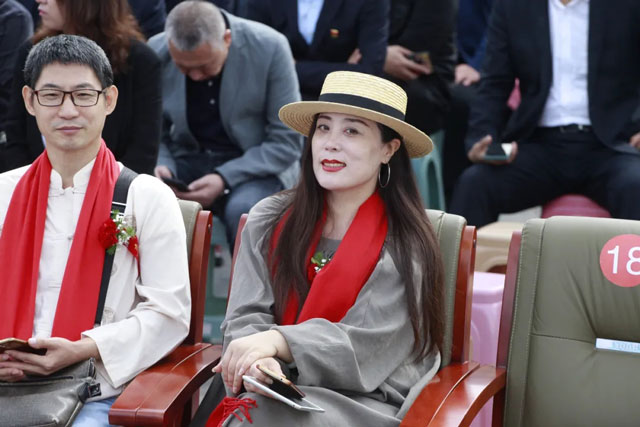 20中国美术家协会会员、中国女画家协会会员丛莲