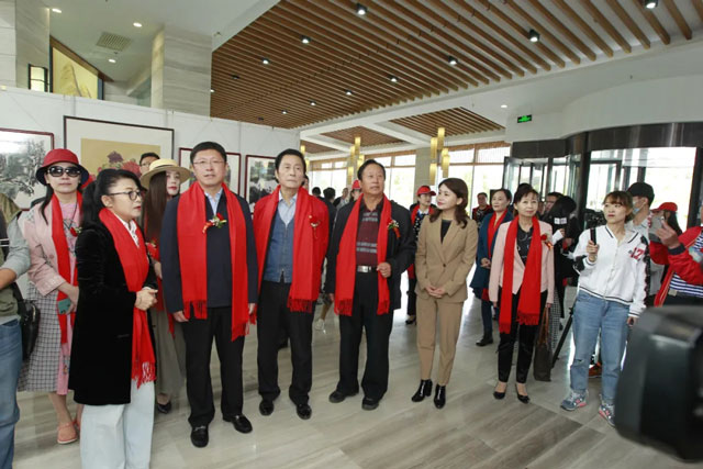 11艺术天成书画院艺术馆馆长杨文娟带领各位领导及嘉宾观展，并作详细介绍